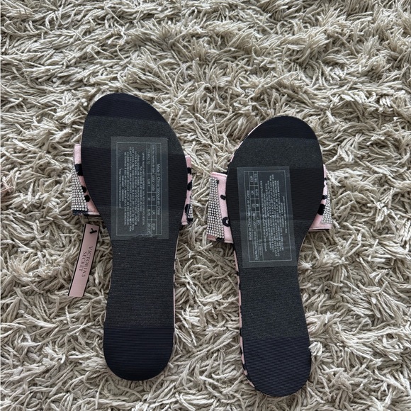 Victoria’s Secret slippers NWT - Picture 4 of 4